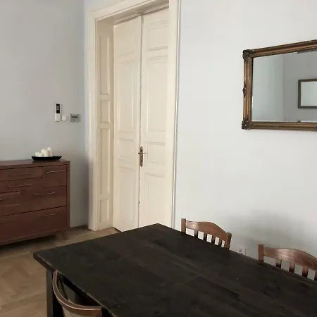 Js Flats - District Vii - Downtown - 2br And Balcony * Будапешт